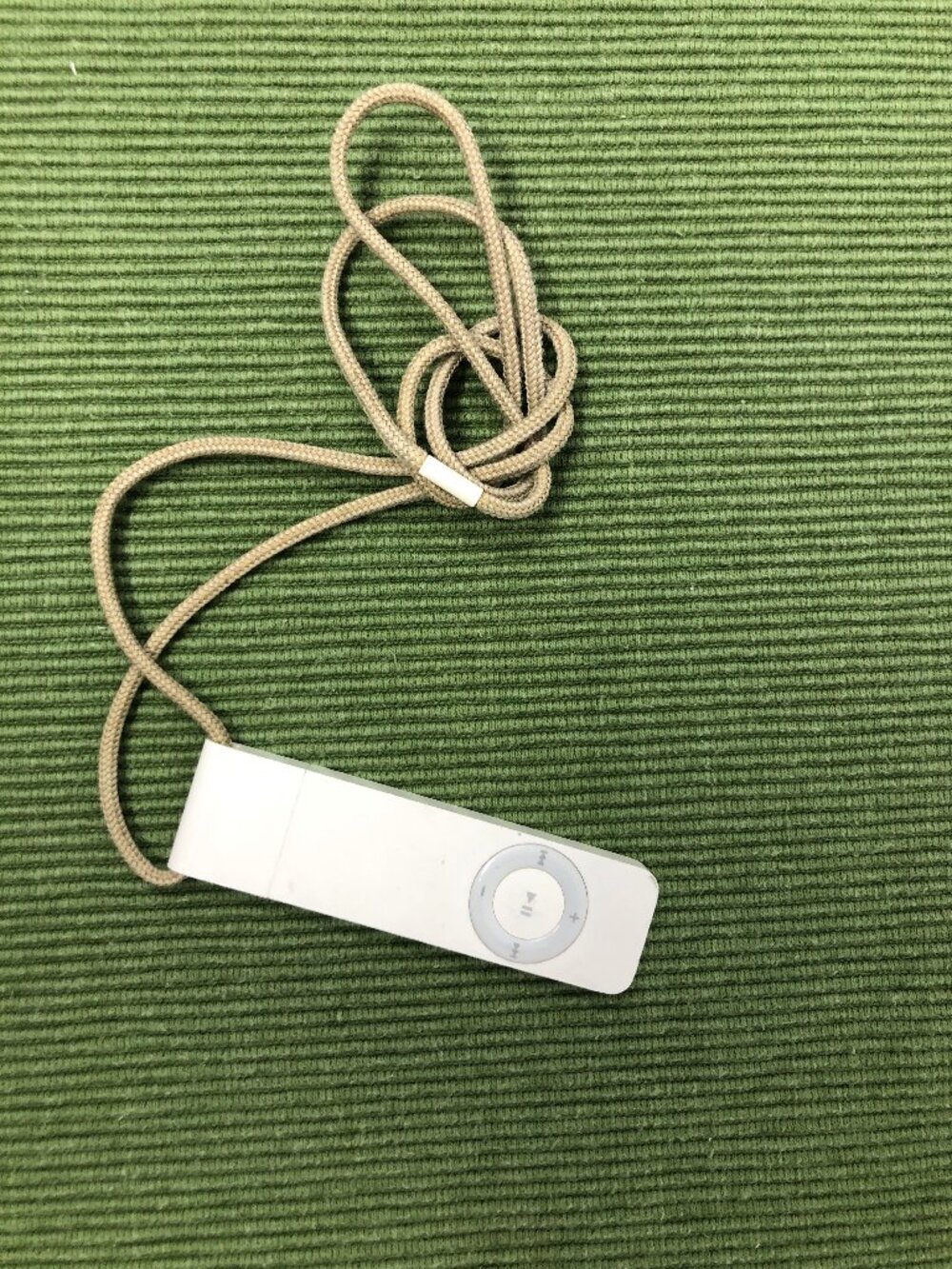 Apple iPod shuffle 1st Generation 1GB White with Lanyard